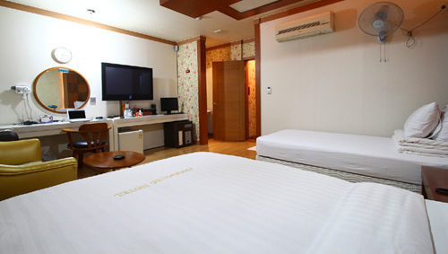 Cherbourg Hotel Cheonan Buitenkant foto